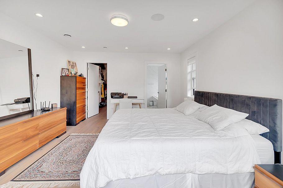 440 W Queens Road North Vancouver, BC - 26