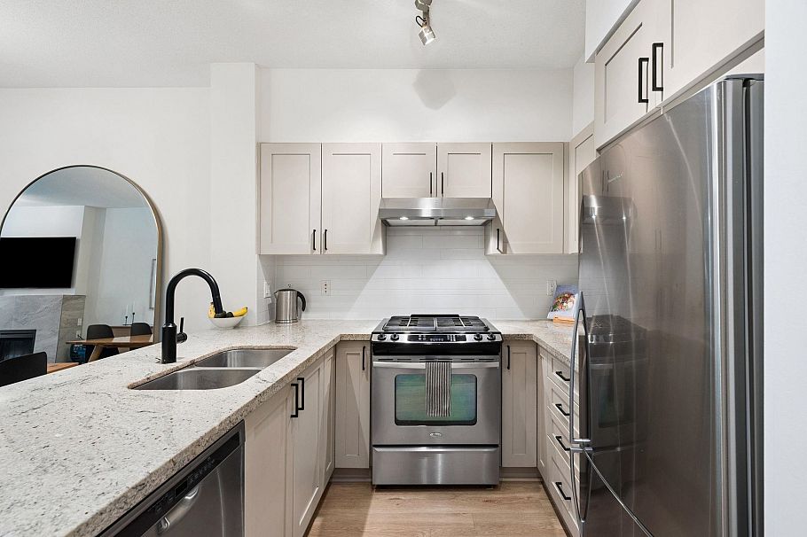 218 1111 E 27th Street North Vancouver, BC - 14