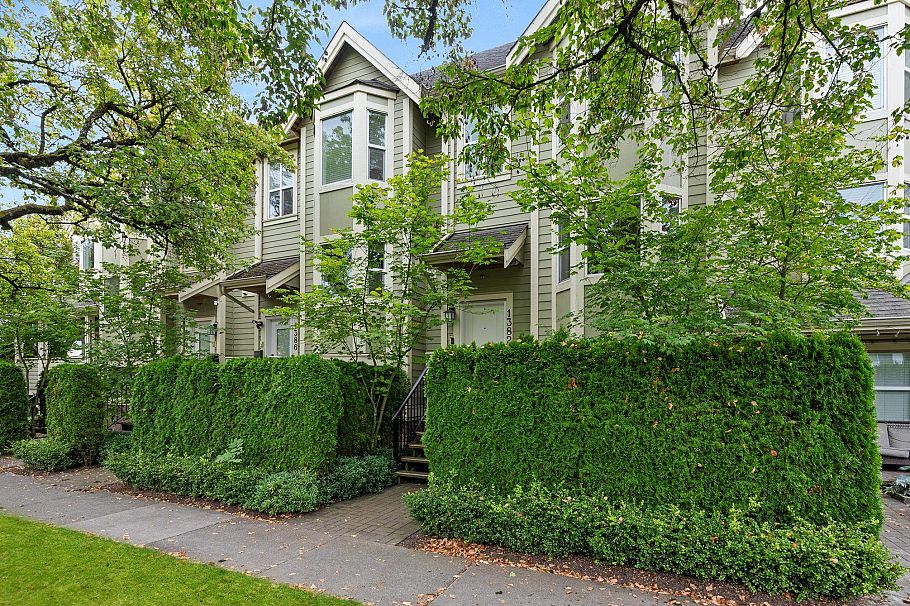 1382 E 27th Avenue Vancouver, BC - 2