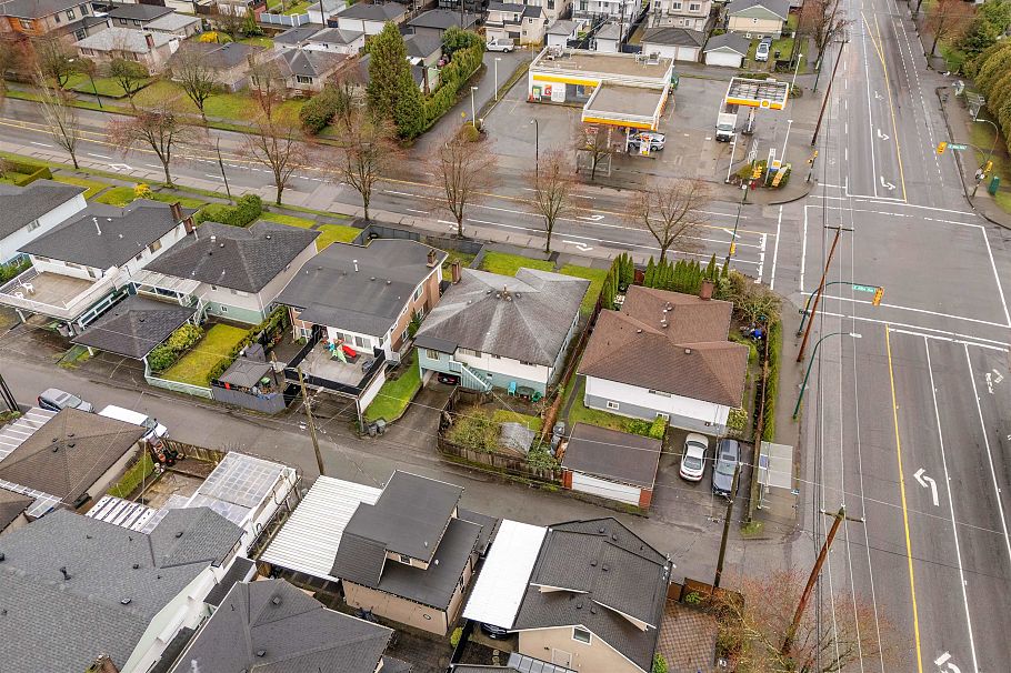 3115 E 49 Avenue Vancouver, BC - 37