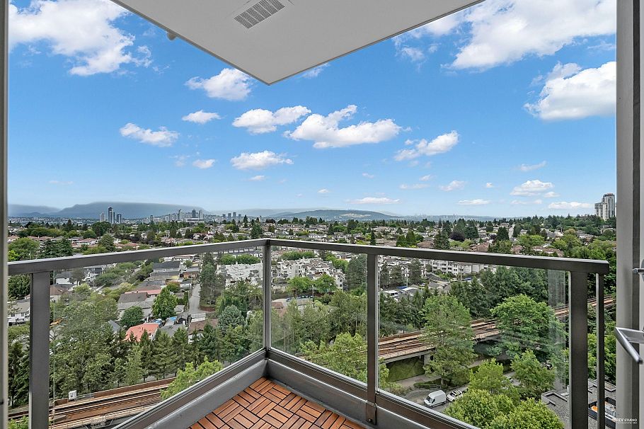 2002 3663 Crowley Drive Vancouver, BC - 13