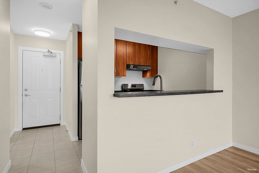 2002 3663 Crowley Drive Vancouver, BC - 11