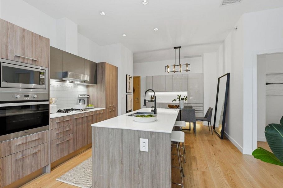 107 2221 E 30th Avenue Vancouver, BC - 3