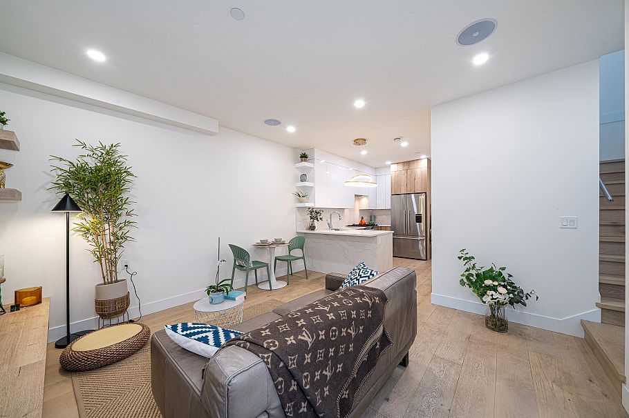 1 369 E 16th Avenue Vancouver, BC - 12