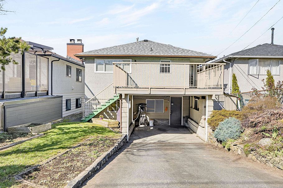 3180 E 3rd Avenue Vancouver, BC - 32