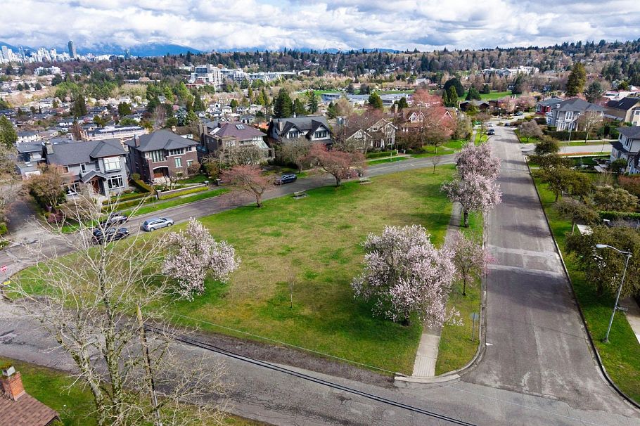 2715 W 31st Avenue Vancouver, BC - 31