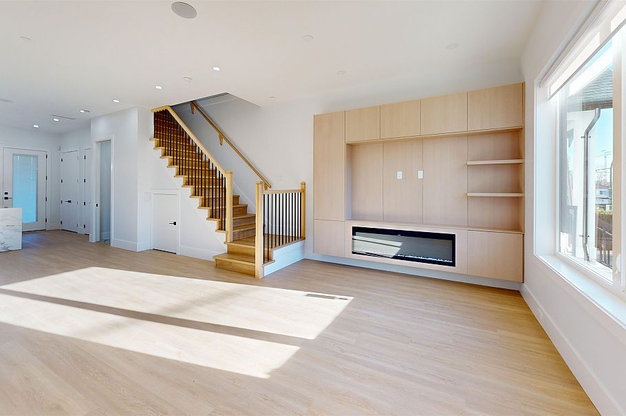 2825 Dundas Street Vancouver, BC - 2