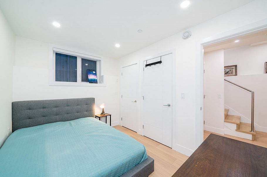 1 369 E 16th Avenue Vancouver, BC - 23