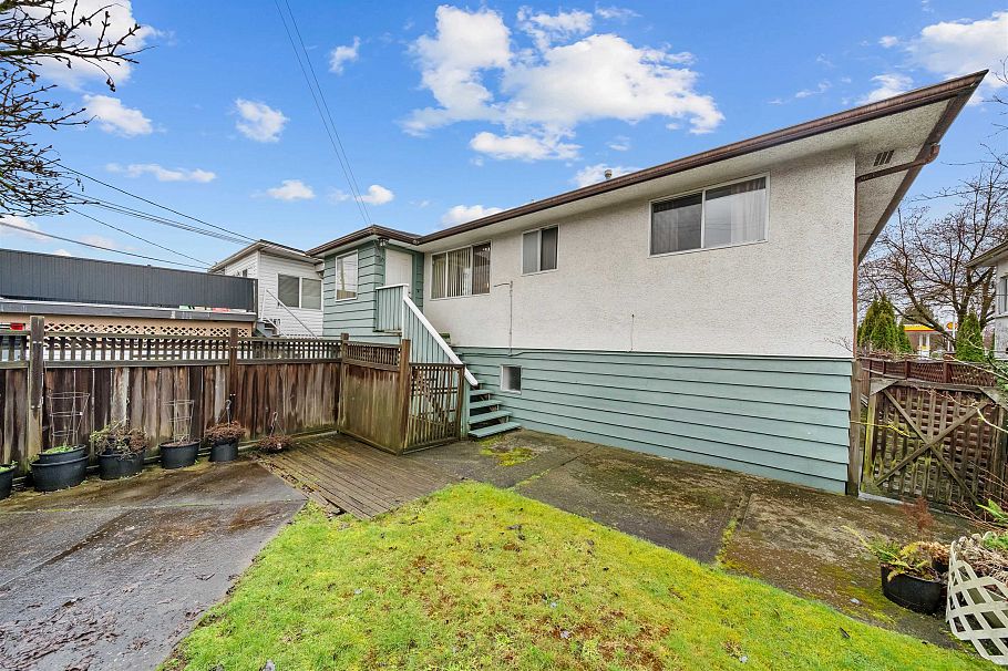 3115 E 49 Avenue Vancouver, BC - 5