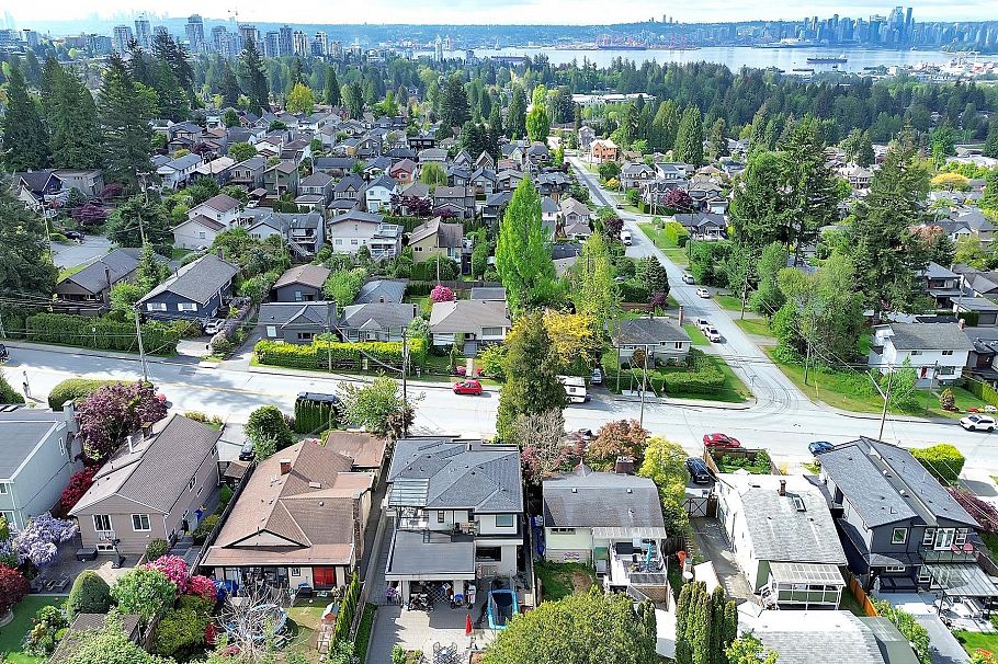 440 W Queens Road North Vancouver, BC - 23