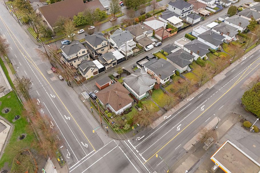 3115 E 49 Avenue Vancouver, BC - 31