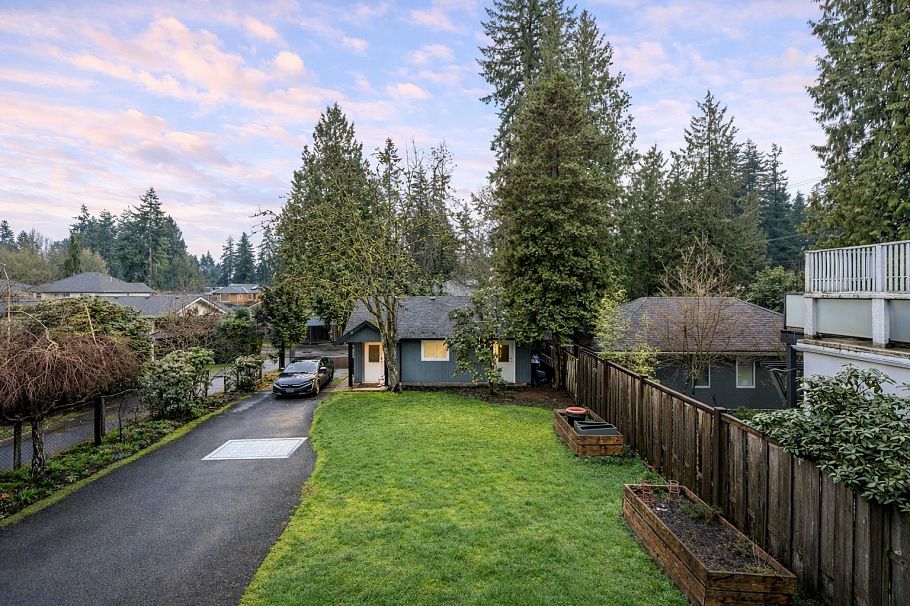 1187 W 23 Street North Vancouver, BC - 24