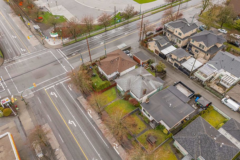 3115 E 49 Avenue Vancouver, BC - 34