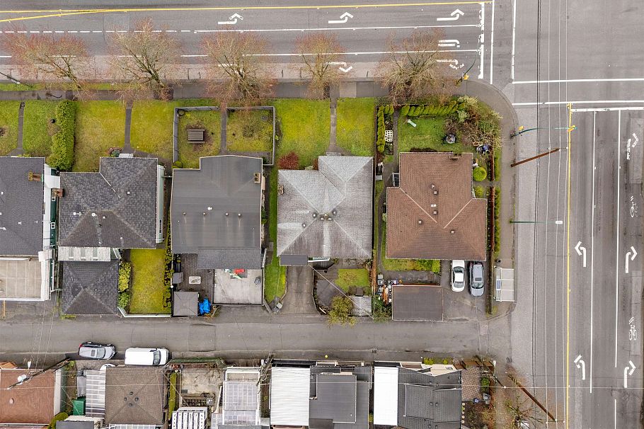 3115 E 49 Avenue Vancouver, BC - 33