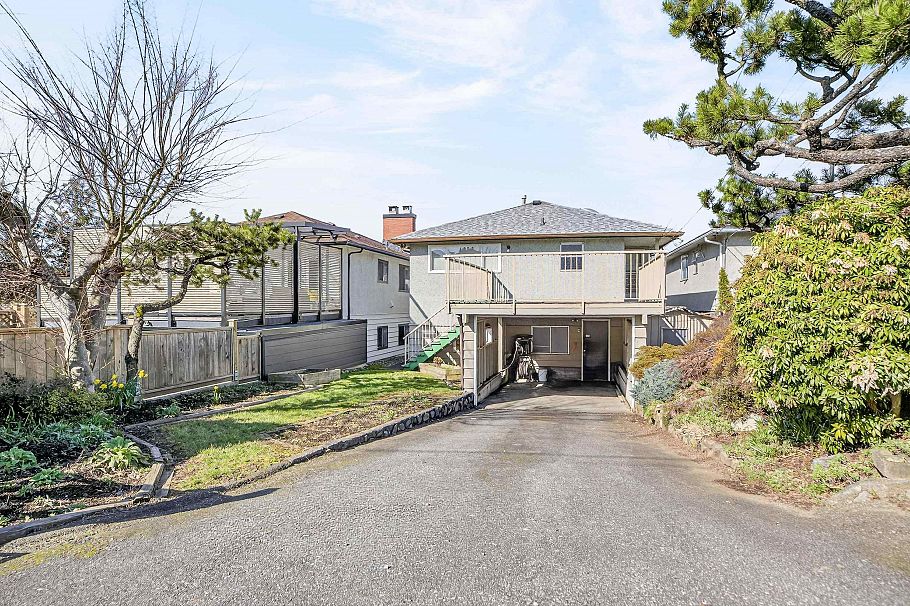 3180 E 3rd Avenue Vancouver, BC - 2