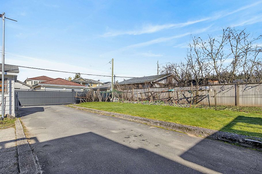 3571 E 46th Avenue Vancouver, BC - 23