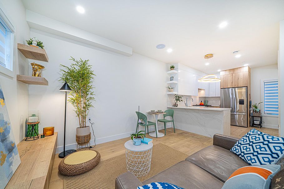 1 369 E 16th Avenue Vancouver, BC - 4