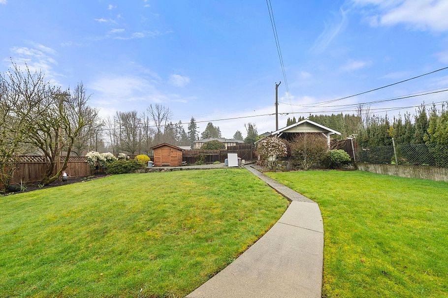 462 W 26th Street North Vancouver, BC - 35