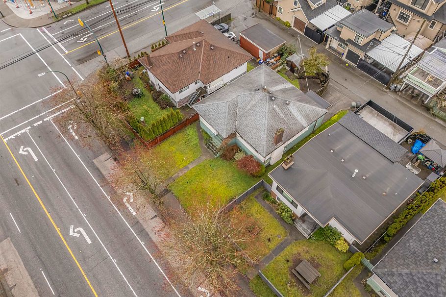 3115 E 49 Avenue Vancouver, BC - 35