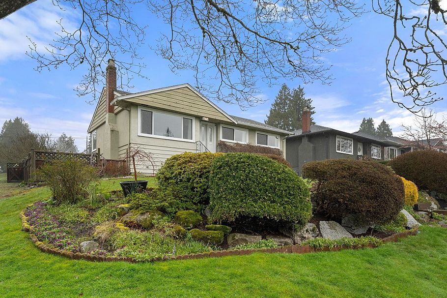 462 W 26th Street North Vancouver, BC - 1