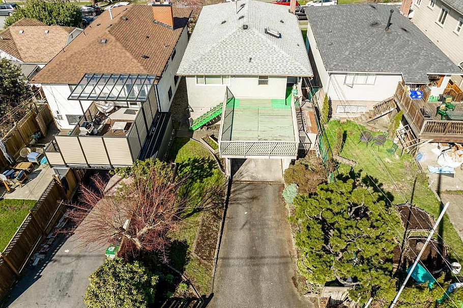 3180 E 3rd Avenue Vancouver, BC - 4