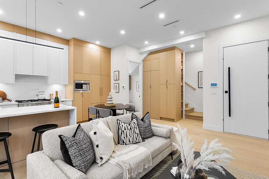 2 5306 Culloden Street Vancouver, BC - 5