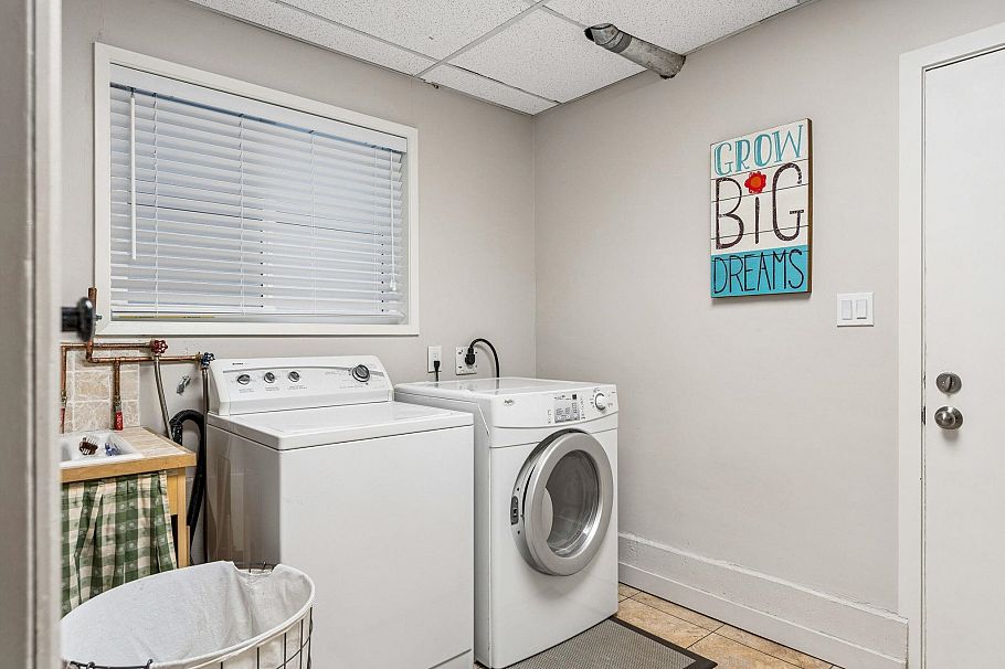 1187 W 23 Street North Vancouver, BC - 30