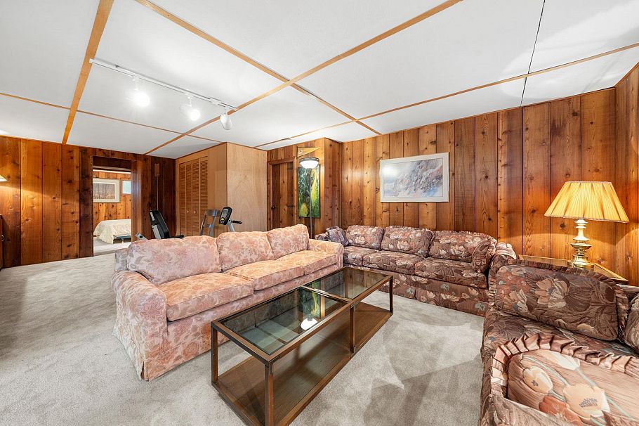 462 W 26th Street North Vancouver, BC - 26