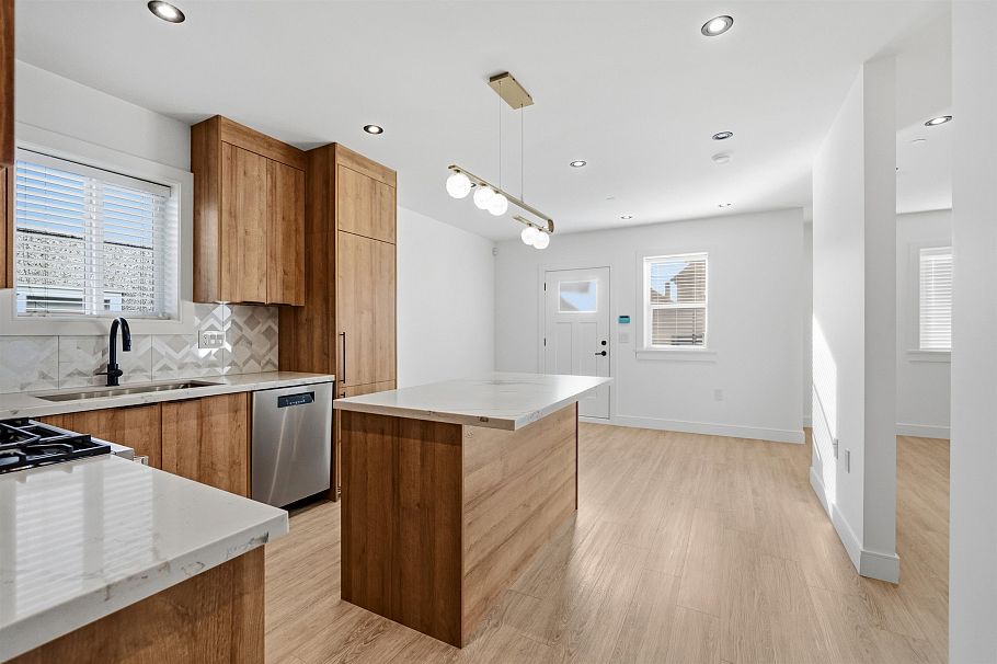 1155 Renfrew Street Vancouver, BC - 11