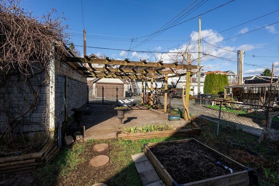 2867 E Georgia Street Vancouver, BC - 38