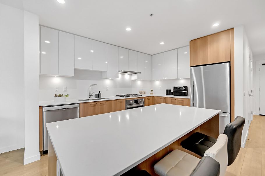 303 715 W 15 Street North Vancouver, BC - 1