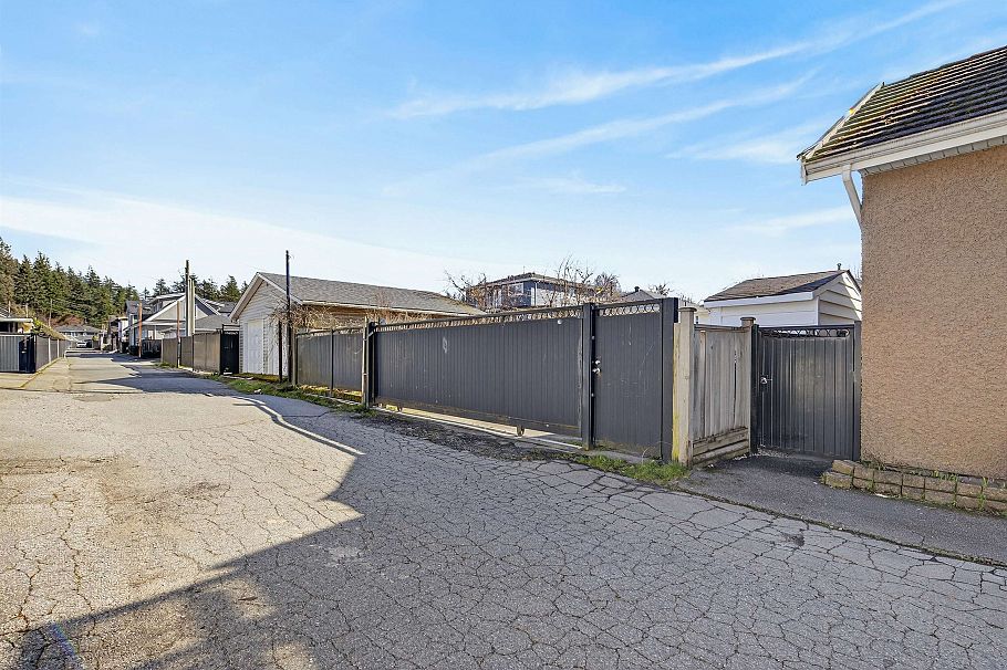 3571 E 46th Avenue Vancouver, BC - 25