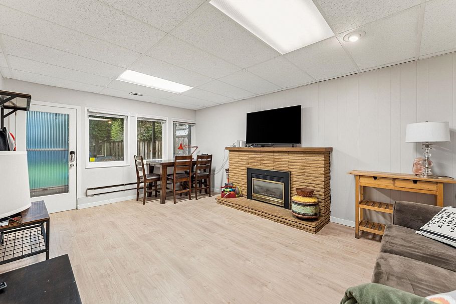 1187 W 23 Street North Vancouver, BC - 25