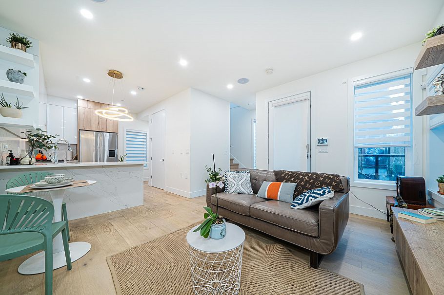 1 369 E 16th Avenue Vancouver, BC - 1