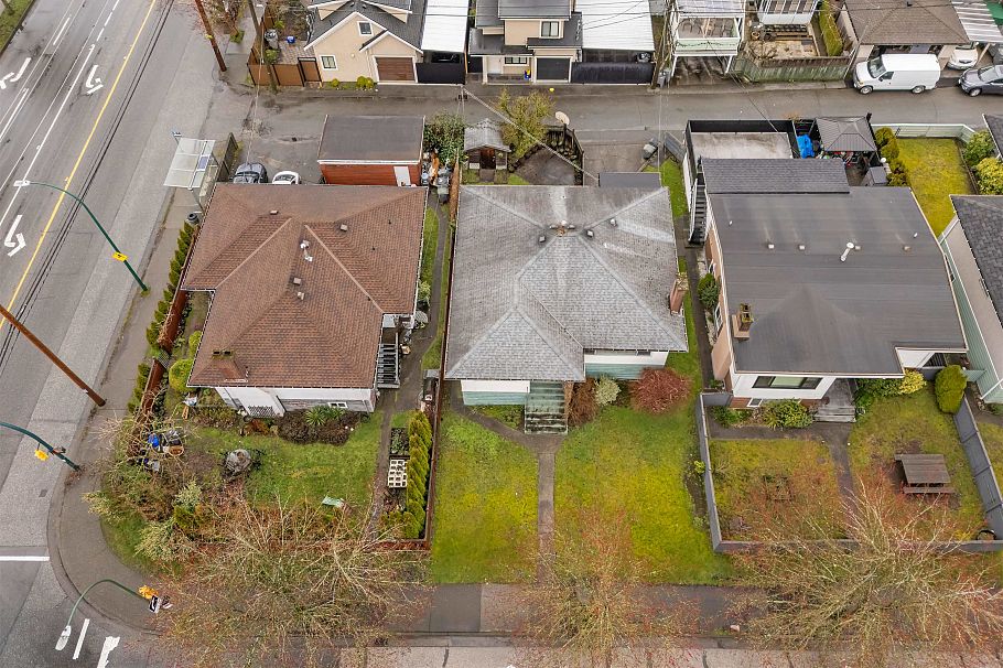 3115 E 49 Avenue Vancouver, BC - 36