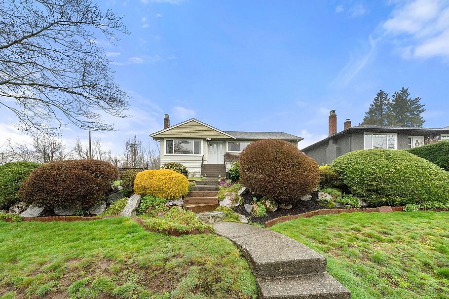 462 W 26th Street North Vancouver, BC - 2