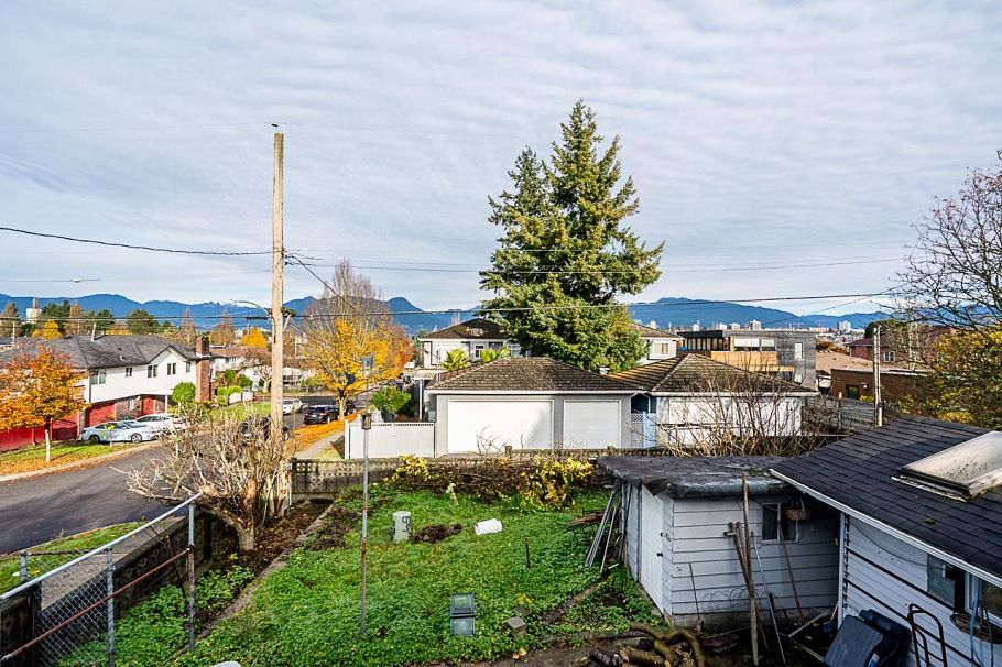 3205 E 3rd Avenue Vancouver, BC - 29