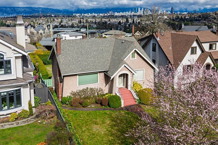 2715 W 31st Avenue Vancouver, BC - 2