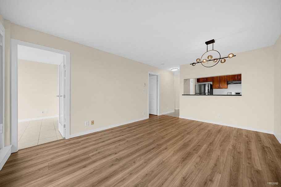 2002 3663 Crowley Drive Vancouver, BC - 3