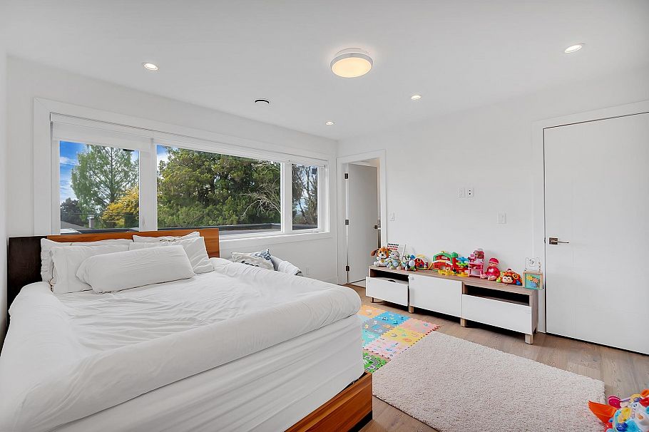 440 W Queens Road North Vancouver, BC - 25