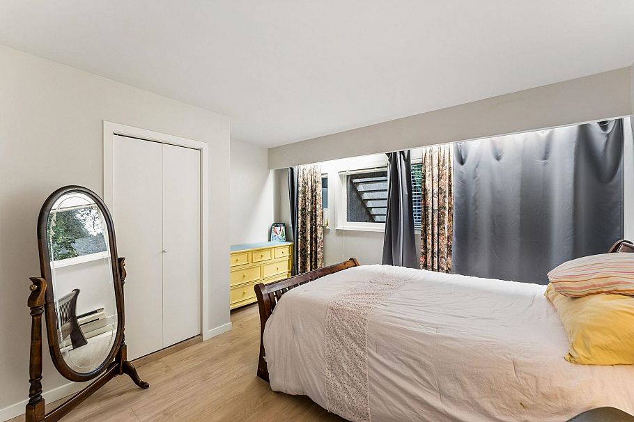 1187 W 23 Street North Vancouver, BC - 27