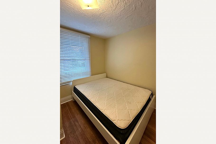 166 E 10th Street North Vancouver, BC - 12