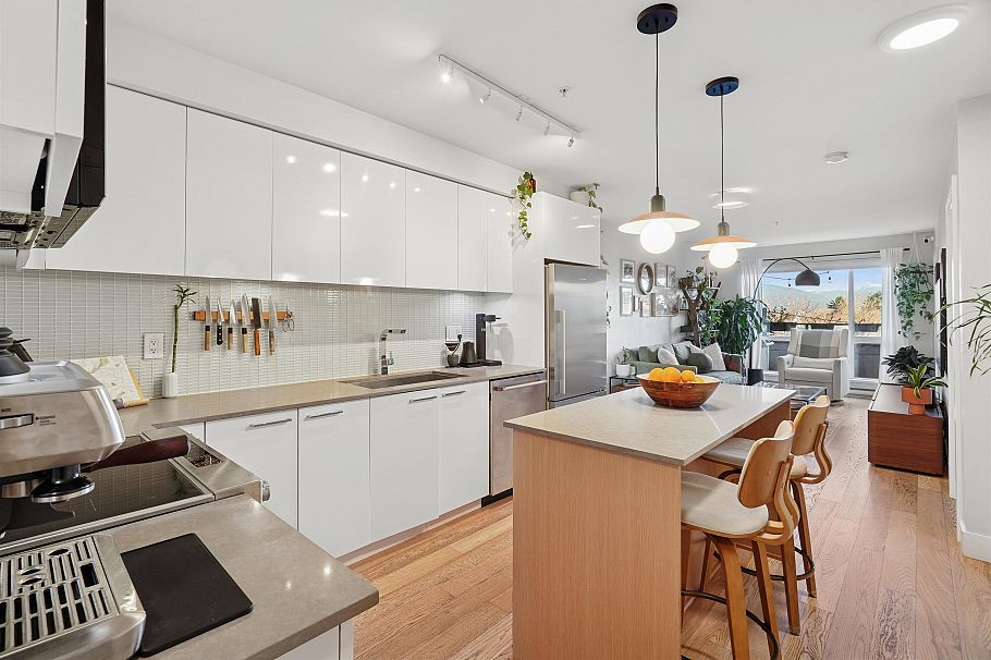 206 233 Kingsway Vancouver, BC - 1