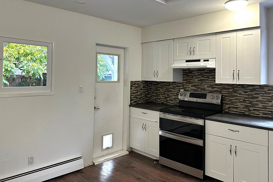 164 E 10th Street North Vancouver, BC - 10