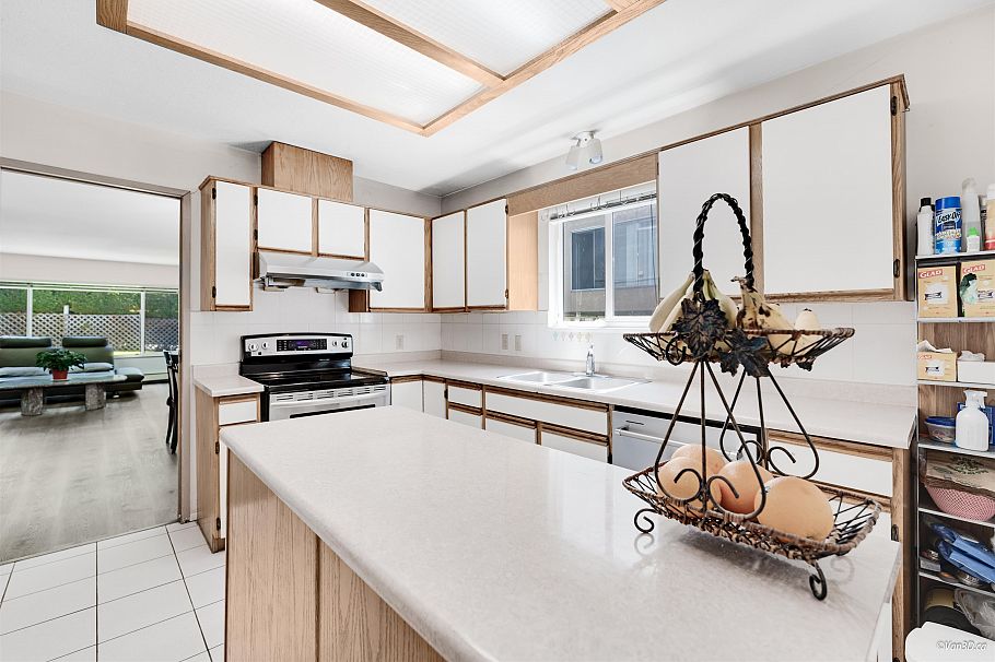 8607 Selkirk Street Vancouver, BC - 10