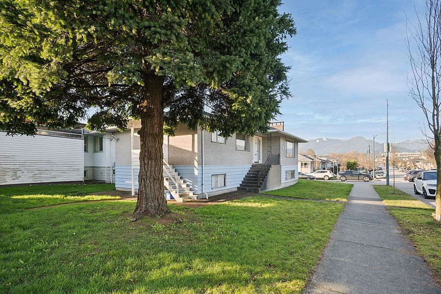 925 Nanaimo Street Vancouver, BC - 3