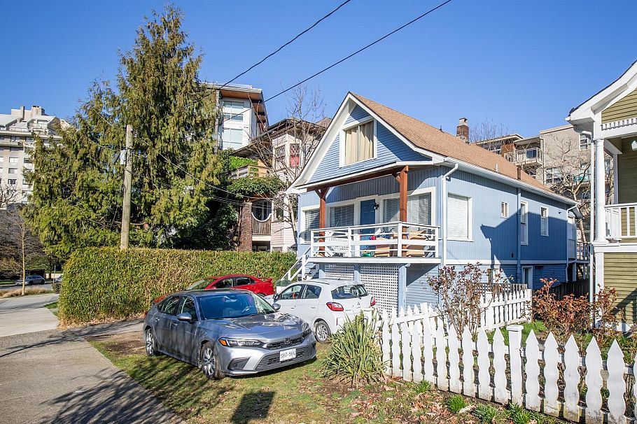 164 E 10th Street North Vancouver, BC - 2