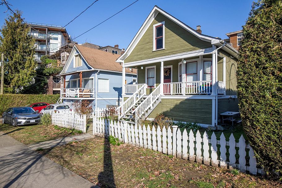 166 E 10th Street North Vancouver, BC - 2