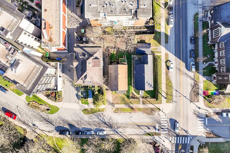 166 E 10th Street North Vancouver, BC - 14