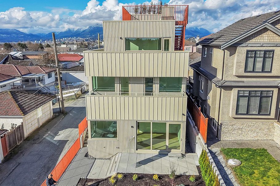 1 2915 E 5th Avenue Vancouver, BC - 2